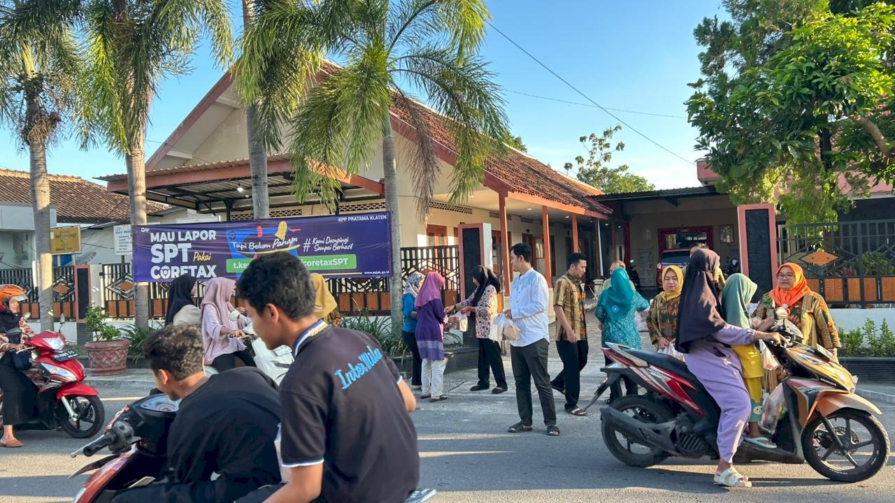 “ KARANGDOWO BERBAGI “  PKK DAN SELURUH PEGAWAI KOMPAK BAGIKAN  TAKJIL RAMADHAN