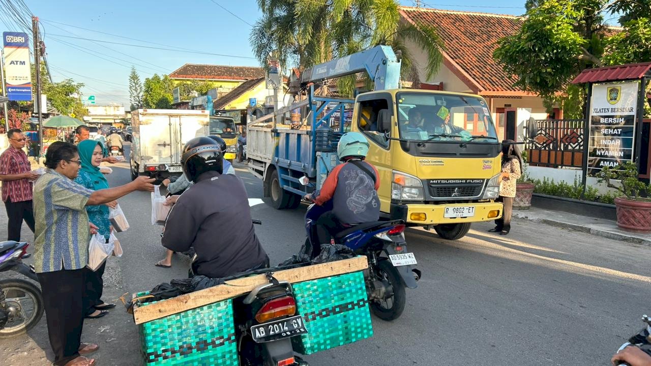 “ KARANGDOWO BERBAGI “  PKK DAN SELURUH PEGAWAI KOMPAK BAGIKAN  TAKJIL RAMADHAN