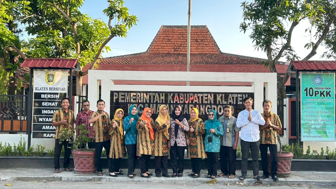 “ KARANGDOWO BERBAGI “  PKK DAN SELURUH PEGAWAI KOMPAK BAGIKAN  TAKJIL RAMADHAN