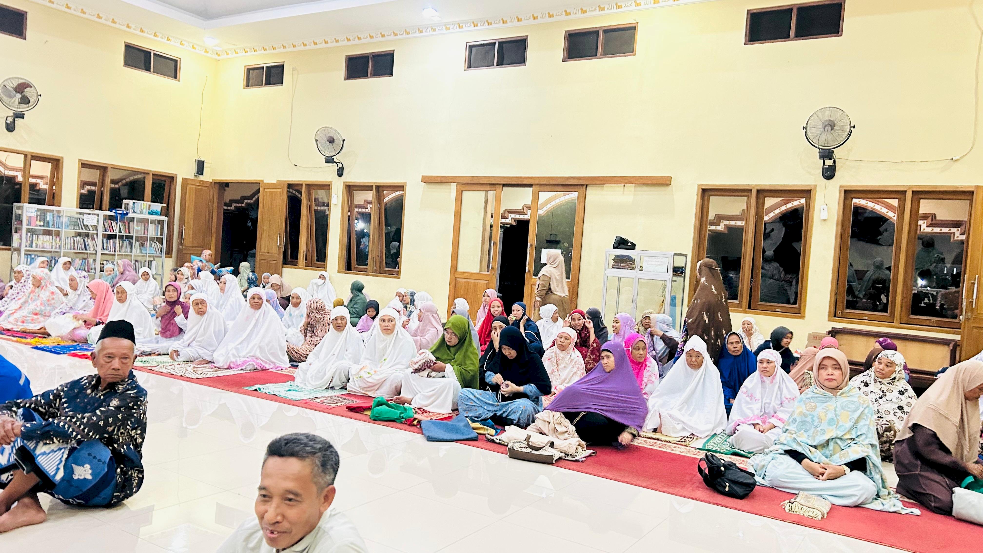 “ KARANGDOWO KOMPAK “ CAMAT AJAK BERBAGAI UNSUR ORGANISASI DAN MASYARAKAT  TARAWIH DI MASJID JAMI’ ABU NASEER KUPANG