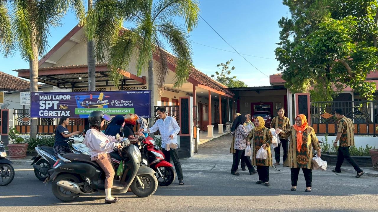 “ KARANGDOWO BERBAGI “  PKK DAN SELURUH PEGAWAI KOMPAK BAGIKAN  TAKJIL RAMADHAN