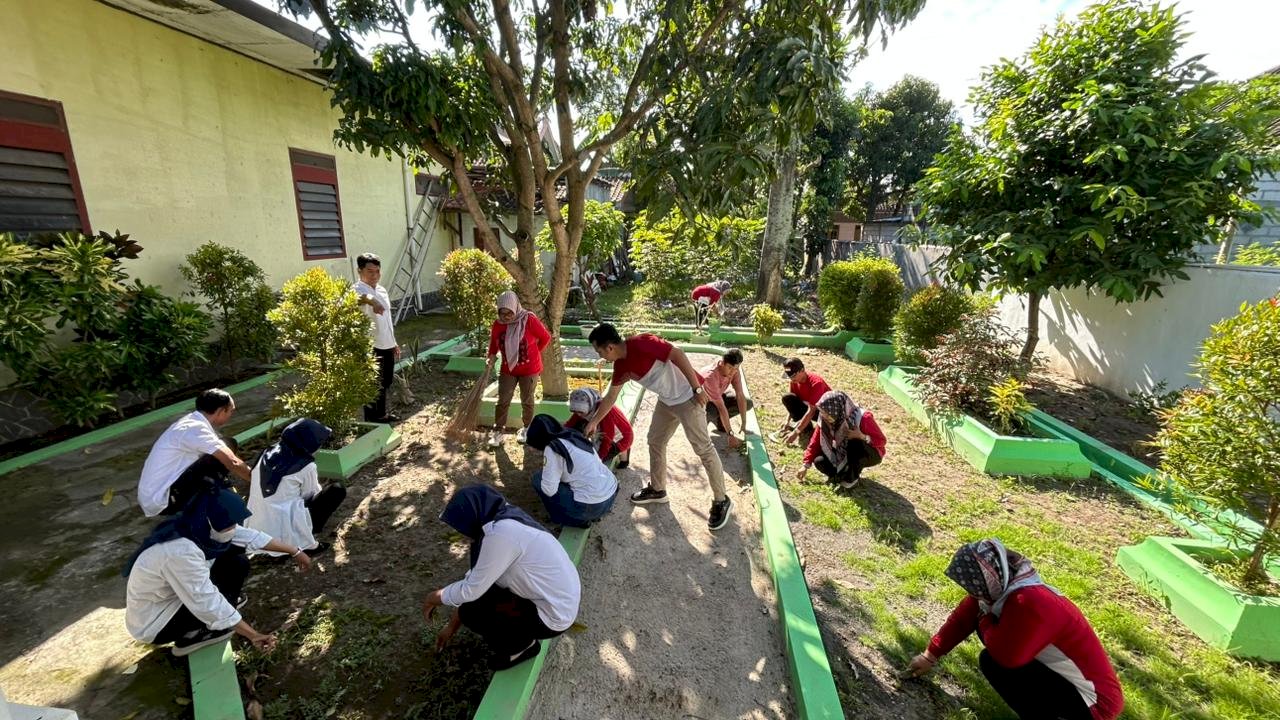 WUJUDKAN LINGKUNGAN ASRI SELURUH PEGAWAI KECAMATAN KARANGDOWO LAKSANAKAN AKSI KEBERSIHAN
