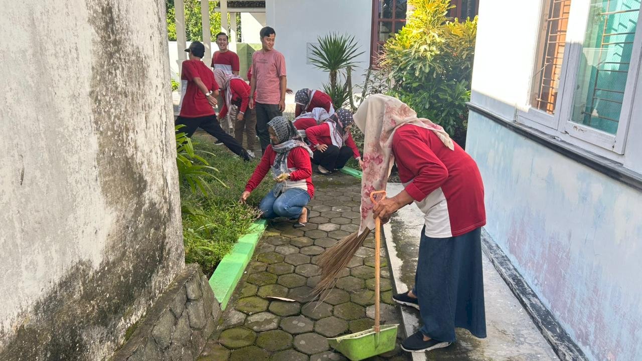 WUJUDKAN LINGKUNGAN ASRI SELURUH PEGAWAI KECAMATAN KARANGDOWO LAKSANAKAN AKSI KEBERSIHAN