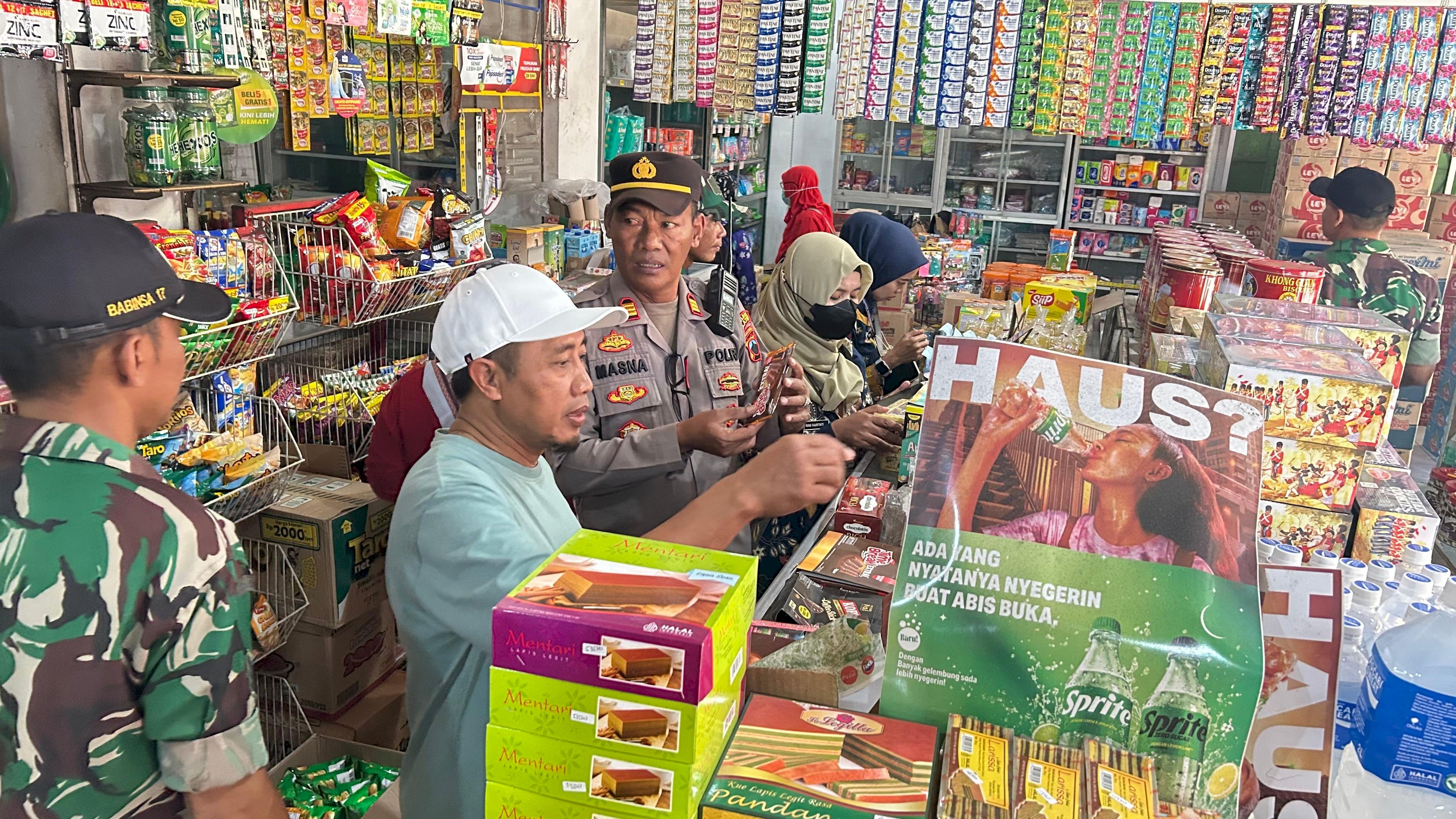 ANTISIPASI PANGAN KEDALUWARSA TIM GABUNGAN KECAMATAN KARANGDOWO SIDAK PASAR DAN PERTOKOAN