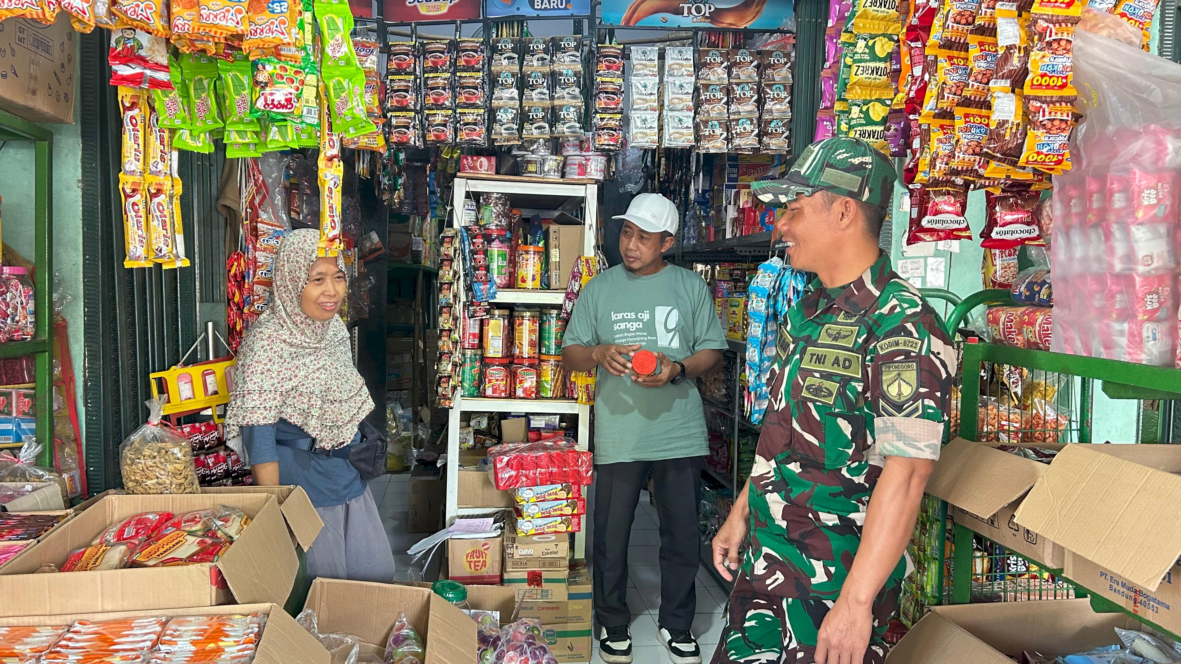 ANTISIPASI PANGAN KEDALUWARSA TIM GABUNGAN KECAMATAN KARANGDOWO SIDAK PASAR DAN PERTOKOAN