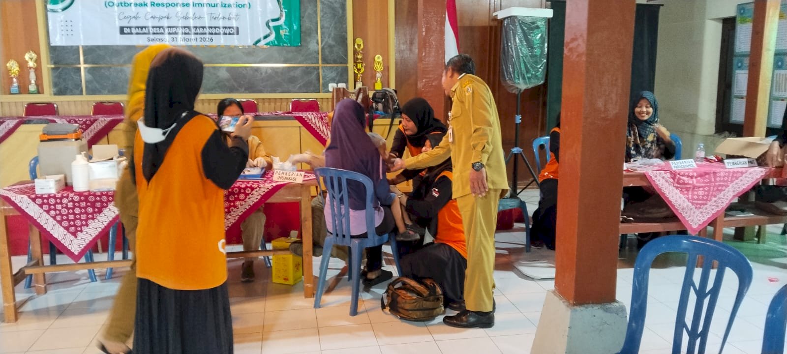 CAMAT MONITORING PELAKSANAAN IMUNISASI ORI CAMPAK DI DESA KUPANG KARANGDOWO