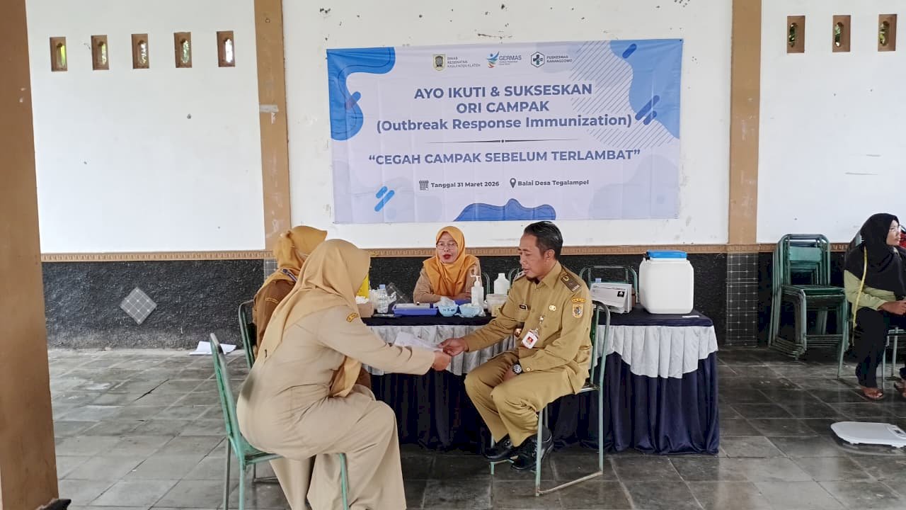 CAMAT MONITORING PELAKSANAAN IMUNISASI ORI CAMPAK DI DESA KUPANG KARANGDOWO