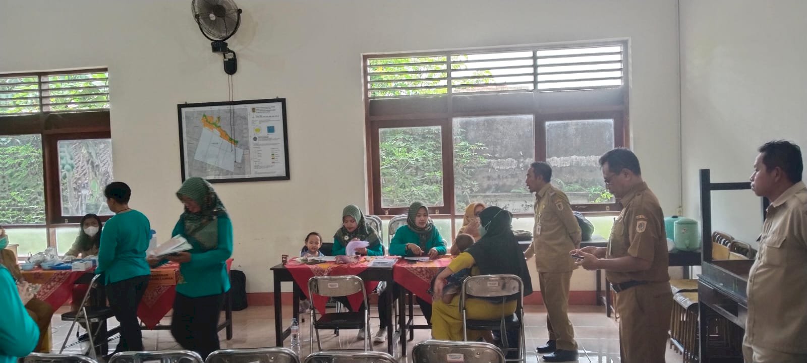 CAMAT KUNJUNGI  LANGSUNG PELAKSANAAN IMUNISASI ORI CAMPAK DI DESA KARANGTALUN