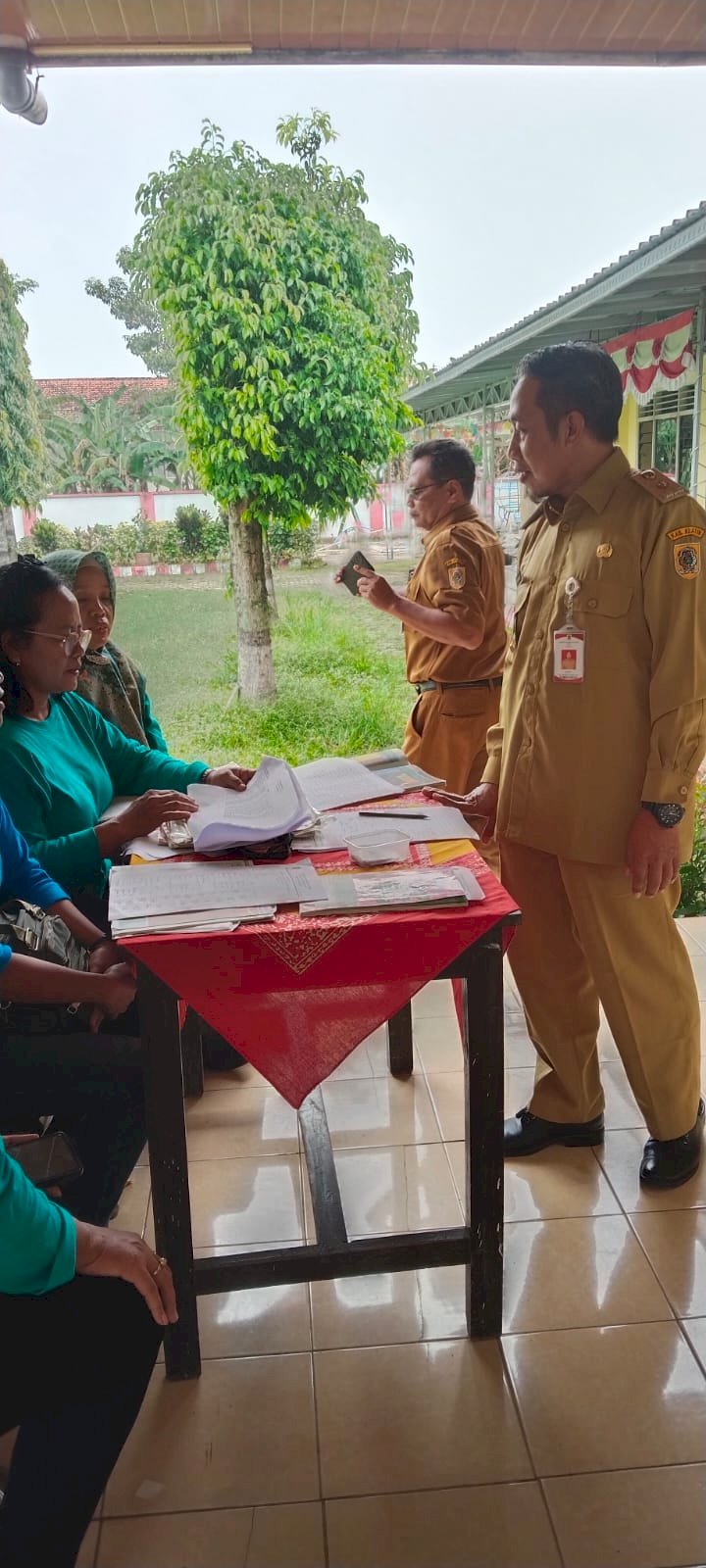 CAMAT KUNJUNGI  LANGSUNG PELAKSANAAN IMUNISASI ORI CAMPAK DI DESA KARANGTALUN
