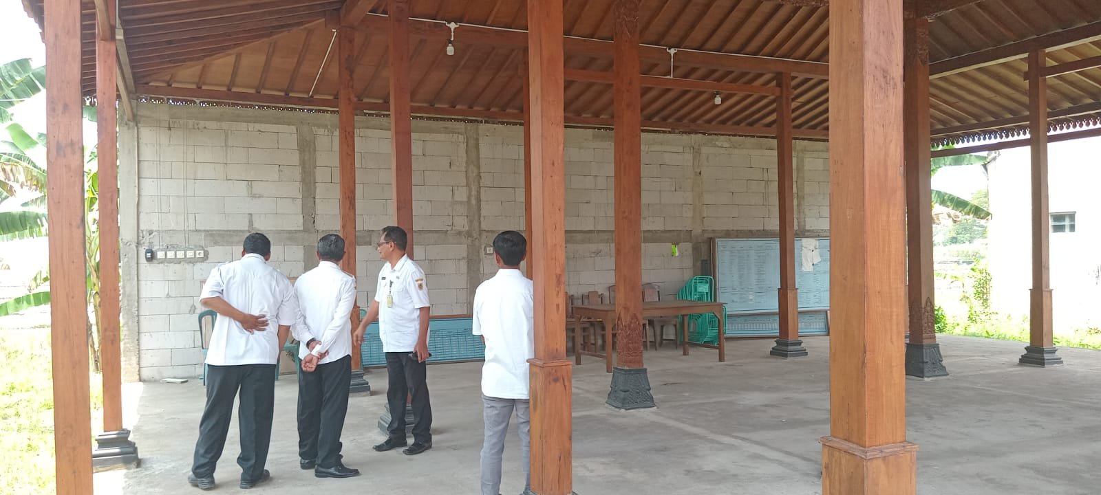 CAMAT KARANGDOWO ADAKAN SILATURAHMI  SEKALIGUS  PEMBINAAN ADMINISTRASI  KE DESA TAMBAK