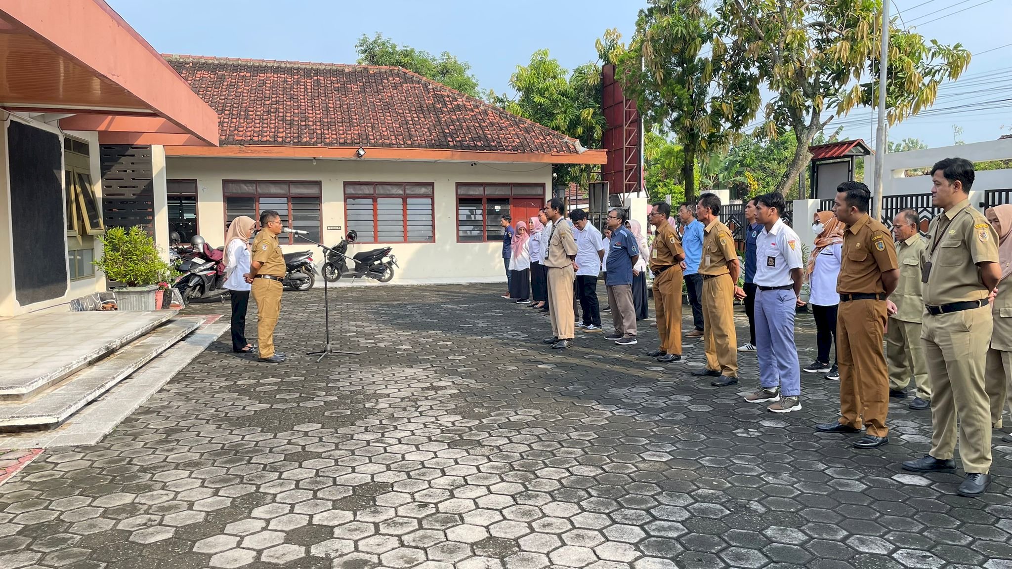 “KARANGDOWO BERSEDEKAH “ USAI APEL PAGI PARA PEGAWAI KUMPULKAN SEDEKAH UNTUK MASYARAKAT