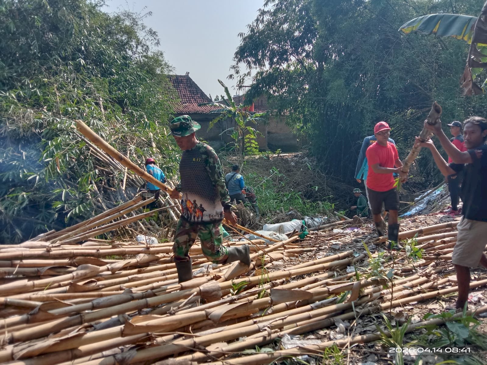 RELAWAN DAN APARAT KARANGDOWO GERAK CEPAT GOTONG ROYONG PENANGANAN PASCA BANKIR 