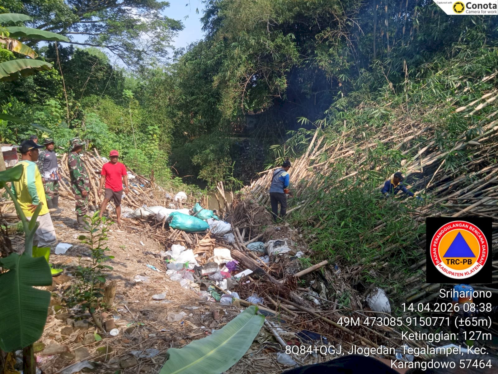 RELAWAN DAN APARAT KARANGDOWO GERAK CEPAT GOTONG ROYONG PENANGANAN PASCA BANKIR 