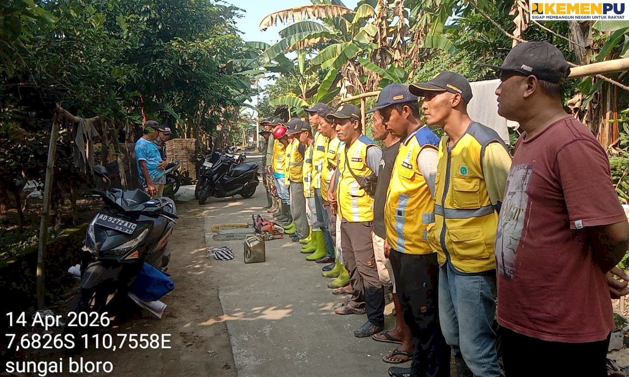 RELAWAN DAN APARAT KARANGDOWO GERAK CEPAT GOTONG ROYONG PENANGANAN PASCA BANKIR 