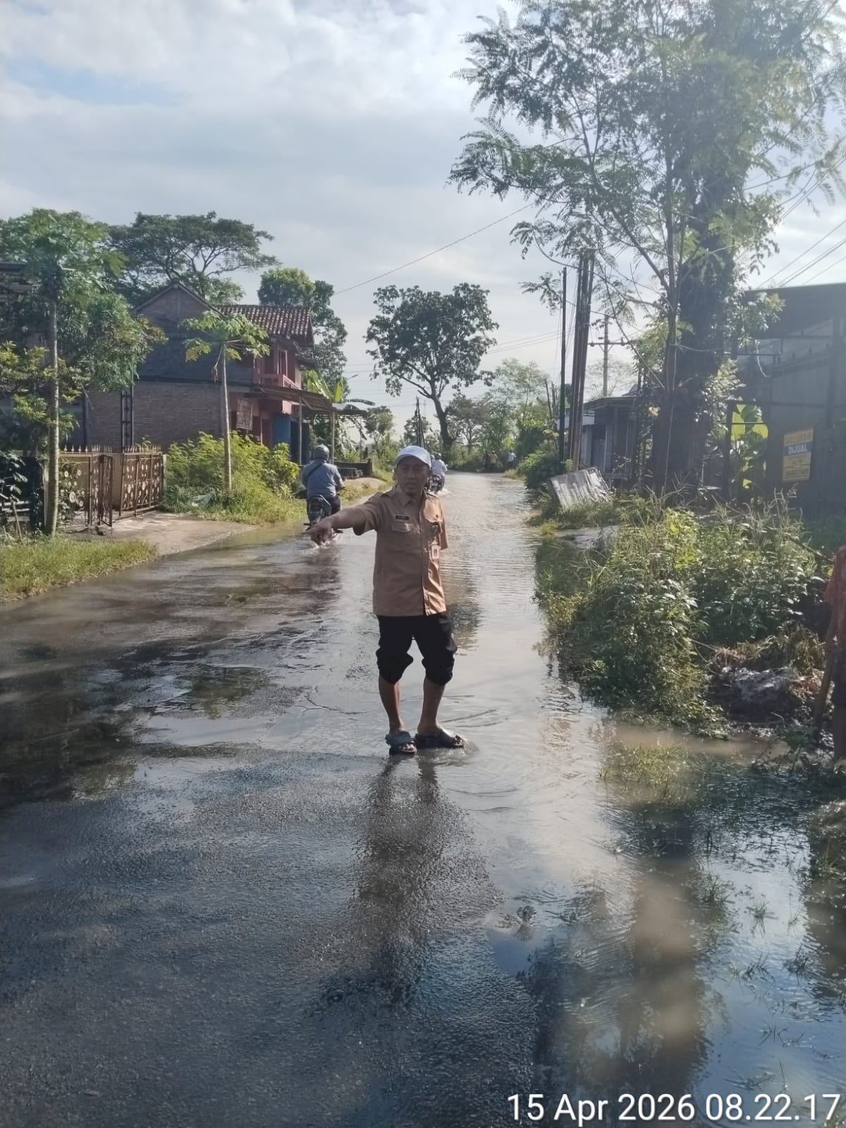 CAMAT DAN RELAWAN GERAK CEPAT LANGSUNG TINJAU LOKASI BANJIR DI KARANGDOWO