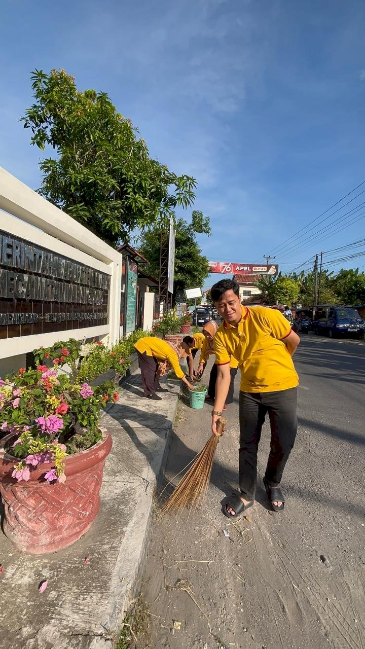 DUKUNG INDONESIA ASRI KECAMATAN KARANGDOWO ADAKAN GERAKAN  JUMAT BERSIH DAN PILAH PILIH SAMPAH