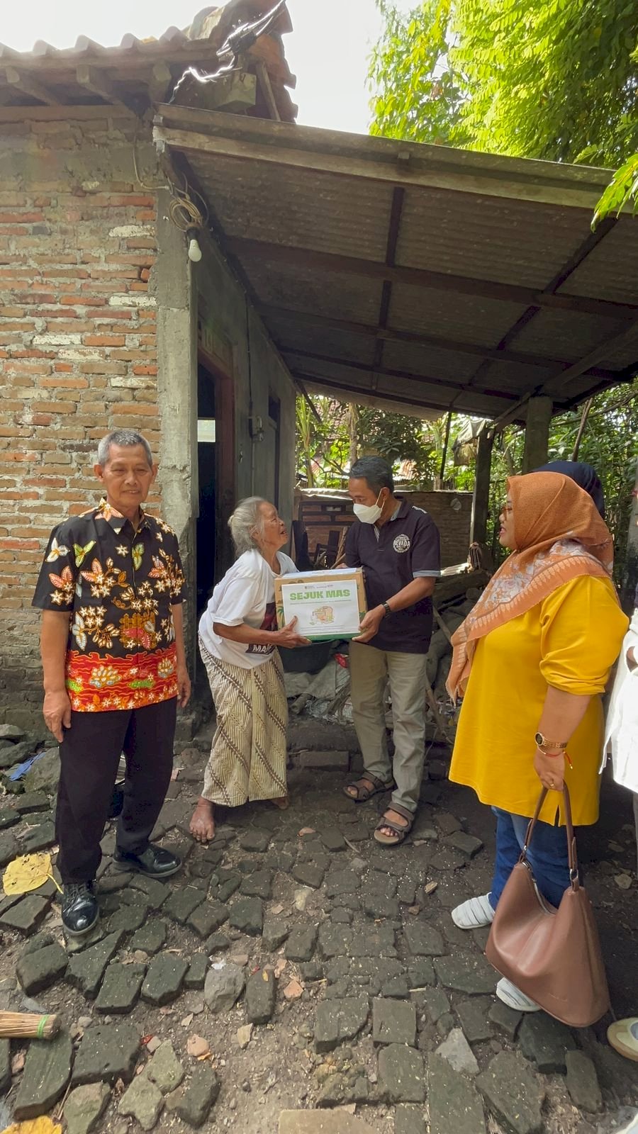SEJUK MAS ( Sedekah Jum’at Untuk Masyarakat ) KECAMATAN KARANGDOWO PEDULI BAGIKAN SEDEKAH  BAGI MASYARAKAT SEKITAR