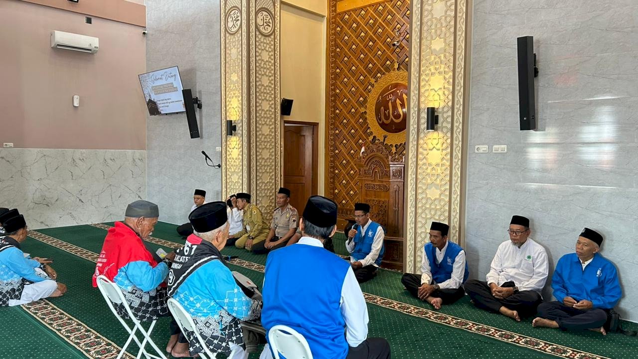 CAMAT KARANGDOWO PIMPIN PEMBERANGKATAN CALON JAMAAH HAJI  TAHUN 2026