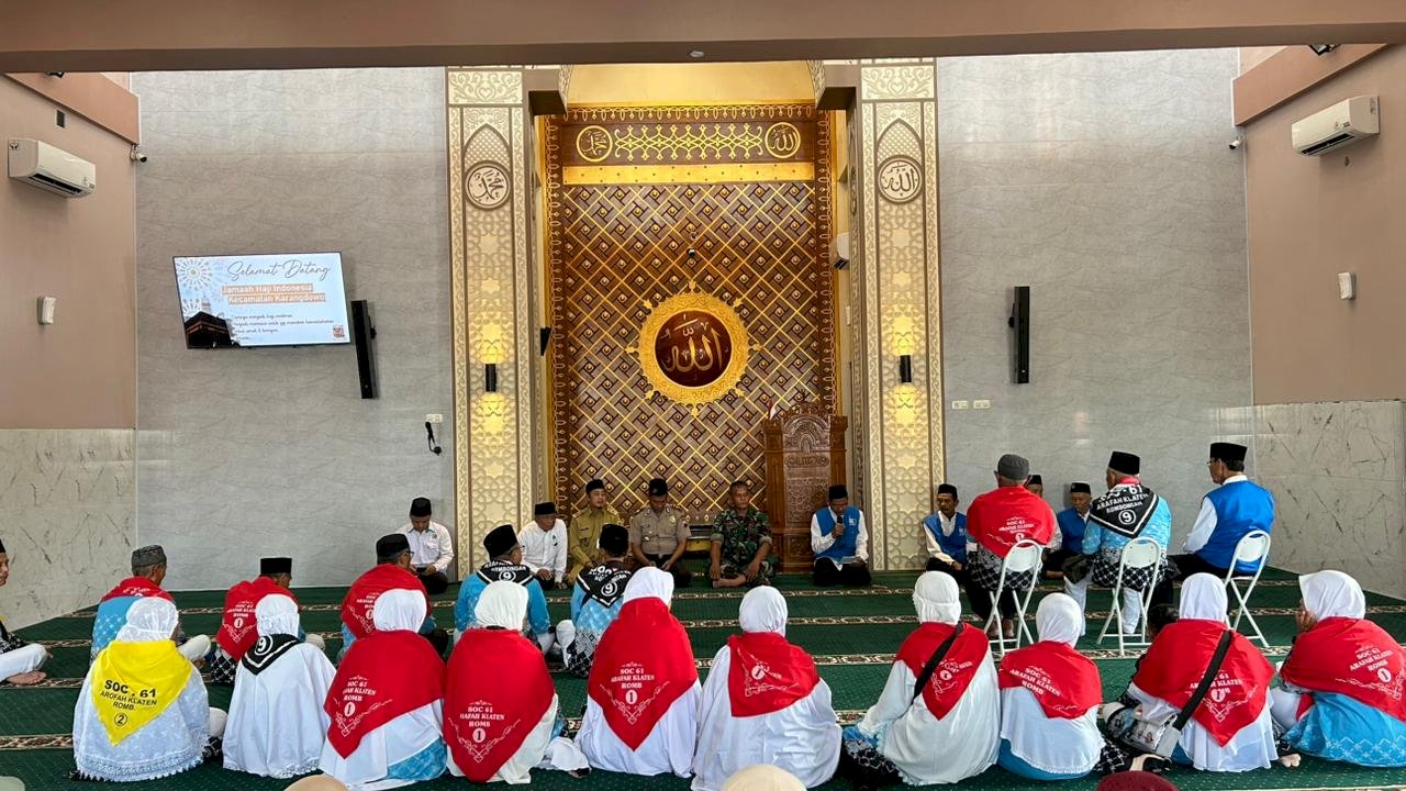 CAMAT KARANGDOWO PIMPIN PEMBERANGKATAN CALON JAMAAH HAJI  TAHUN 2026