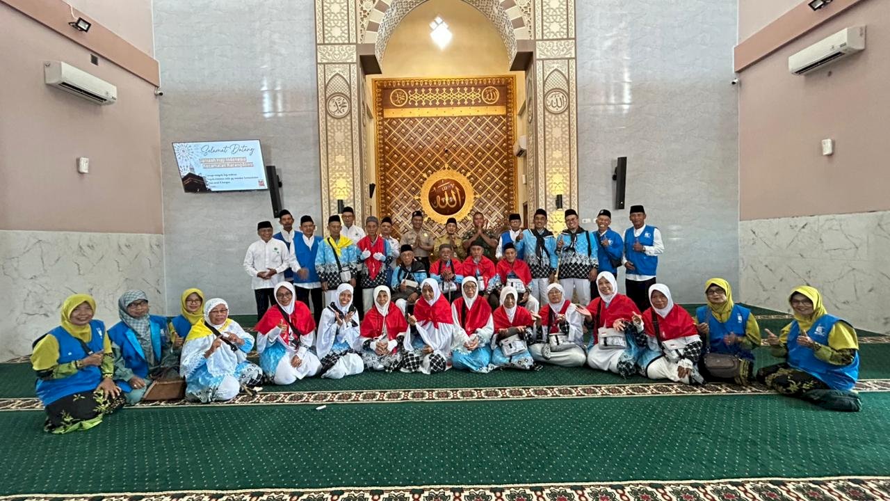 CAMAT KARANGDOWO PIMPIN PEMBERANGKATAN CALON JAMAAH HAJI  TAHUN 2026