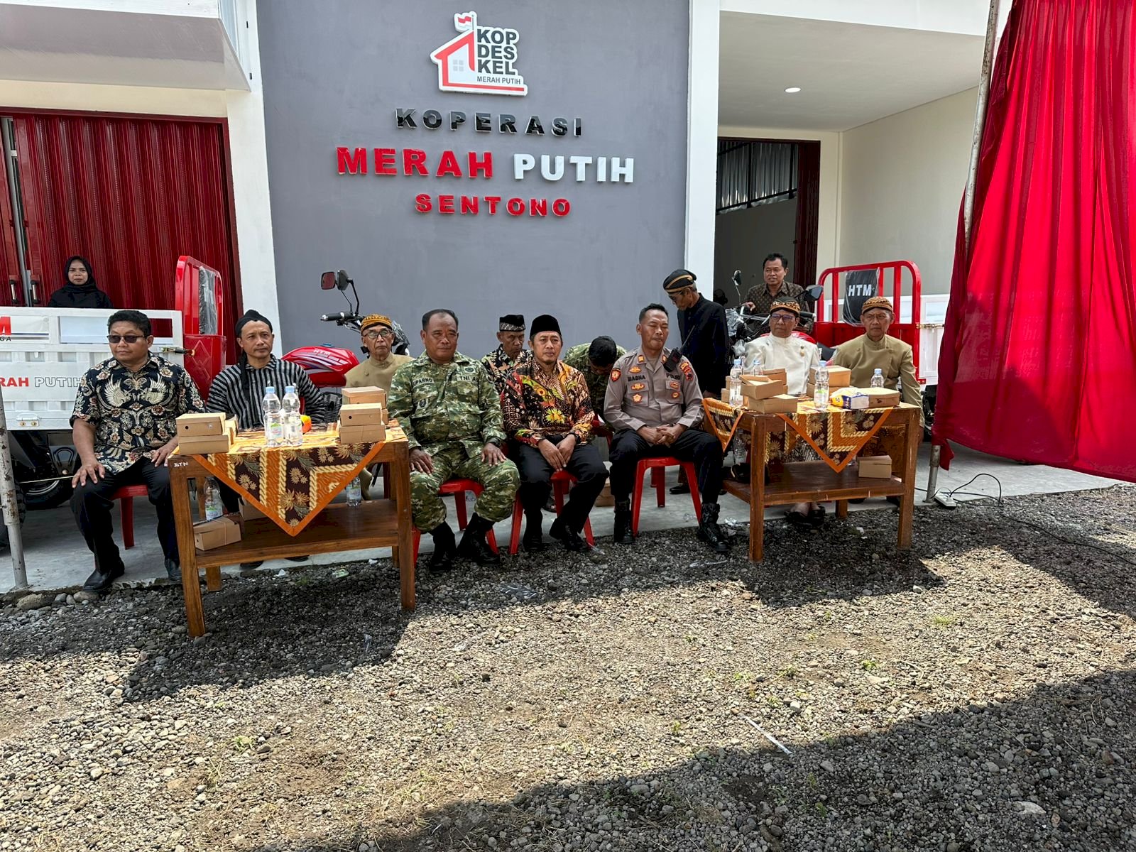 CAMAT HADIRI LOUNCING OPERASIONAL KDMP SENTONO KARANGDOWO AJAK TRANSPARANSI DAN TAATI STANDARD OPERASIONAL PROSEDUR ( SOP )