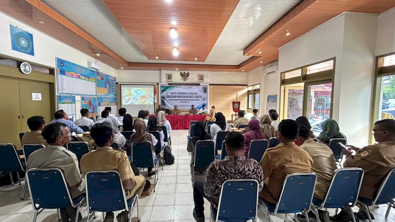 CAMAT KARANGDOWO PIMPIN RAKOR EVALUASI PELAKSANAAN MBG / SPPG  