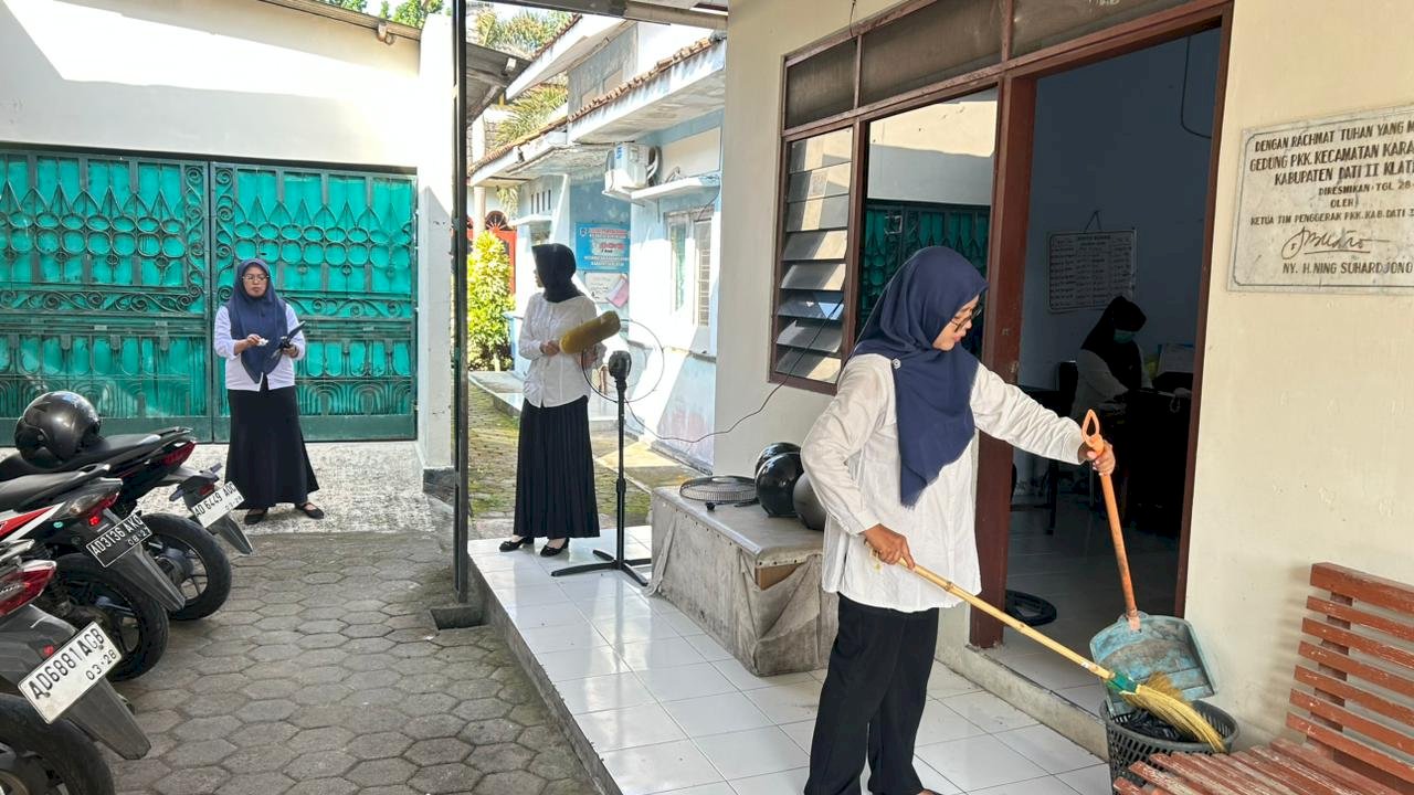 “ JUM’AT ASRI “  KECAMATAN KARANGDOWO JAGA KEBERSIHAN LINGKUNGAN DENGAN GERAKAN GOTONG ROYONG