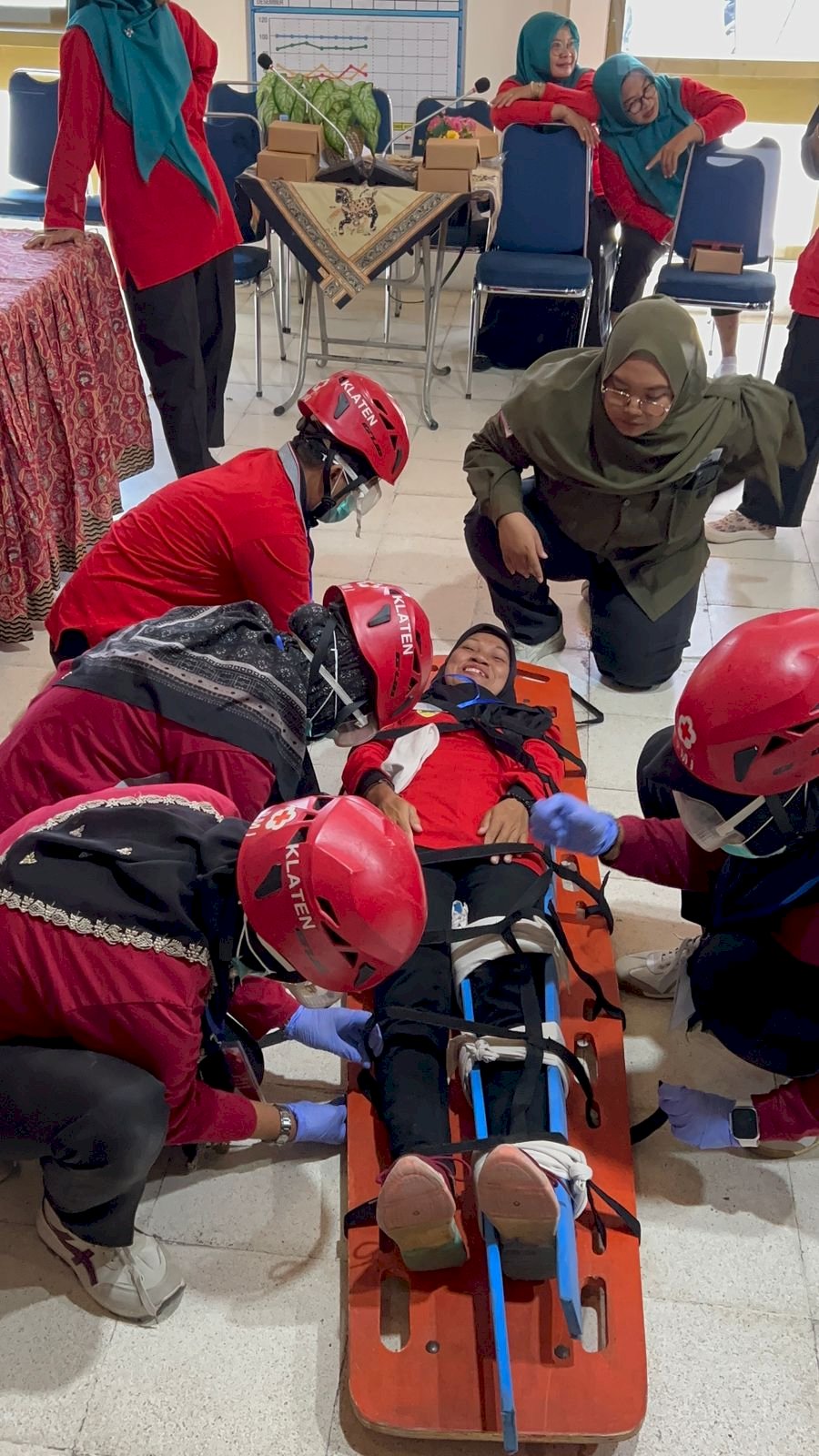RELAWAN WANITA KARANGDOWO ANTUSIAS MENGIKUTI PELATIHAN PERTOLONGAN PERTAMA KEBENCANAAN