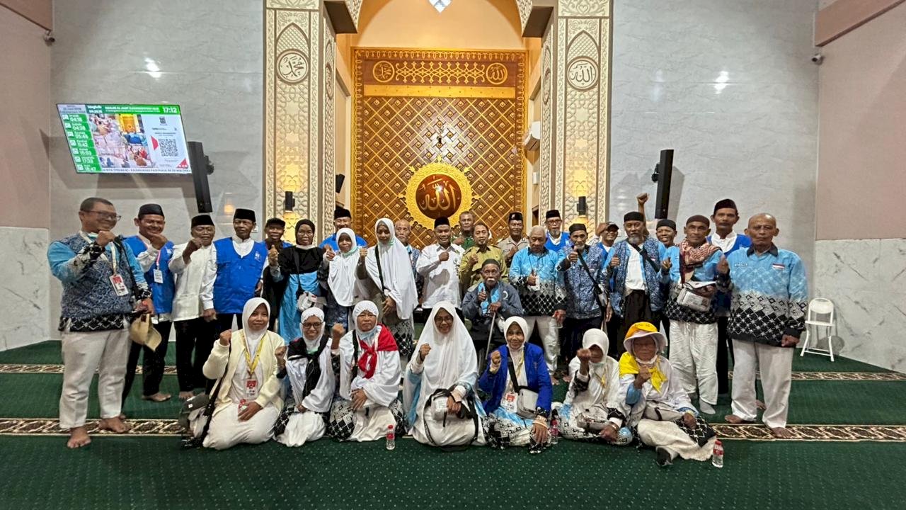 CAMAT KARANGDOWO SAMBUT KEPULANGAN JAMAAH HAJI