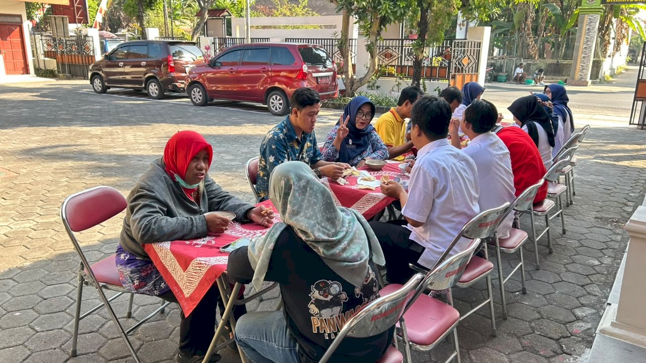 “SABAR MAS “  KEAKRABAN PEGAWAI KECAMATAN KARANGDOWO  DENGAN SARAPAN BARENG MASYARAKAT