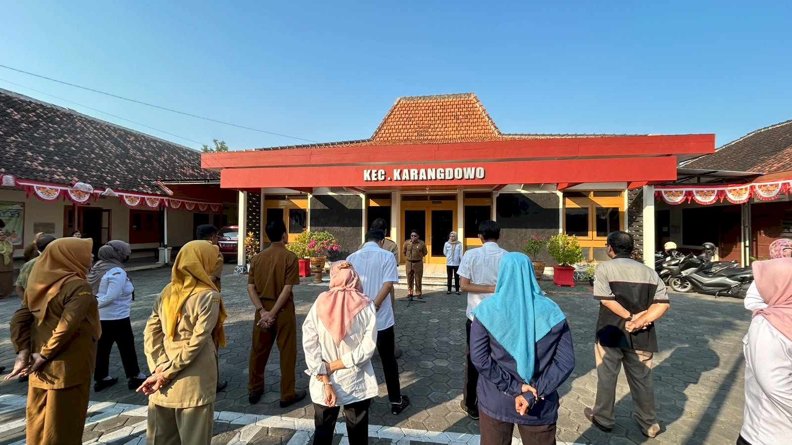 KECAMATAN KARANGDOWO EVALUASI KINERJA DAN INGATKAN INTEGRITAS PEGAWAI PADA SAAT APEL PAGI