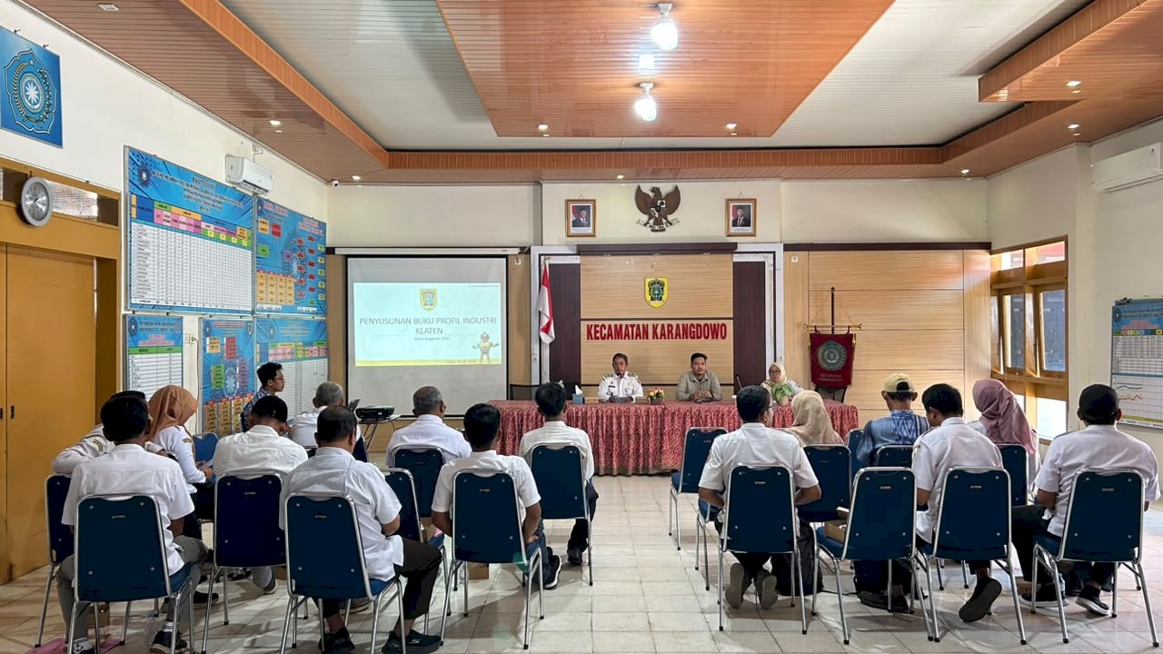 KARANGDOWO SOSIALISASIKAN PENYUSUNAN BUKU PROFIL INDUSTRI KECIL MENENGAH DESA SE-KECAMATAN