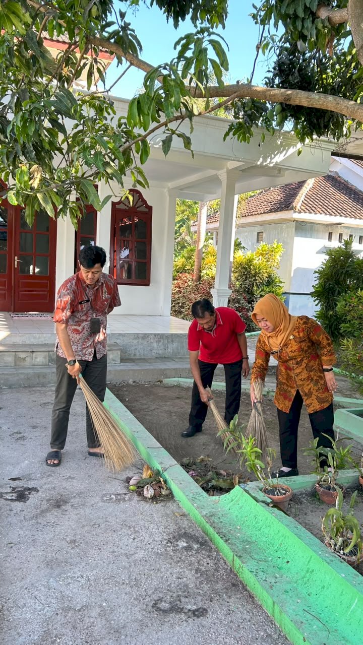 JUMAT ASRI : KECAMATAN KARANGDOWO ADAKAN GERAKAN KEBERSIHAN LINGKUNGAN 