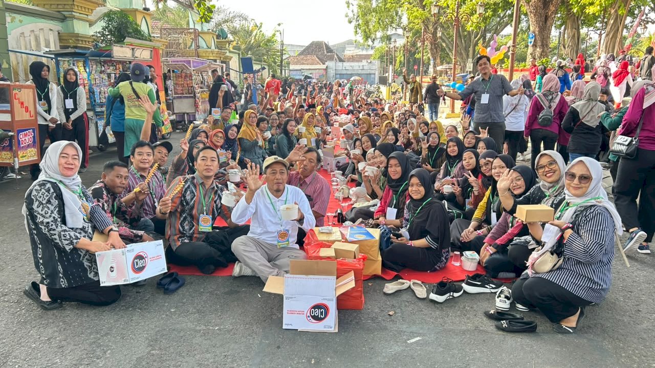 KARANGDOWO MENGHADIRKAN 300 PESERTA DALAM  PEMECAHAN REKOR DUNIA MURI SAJIAN 9.222 PORSI SOP AYAM 