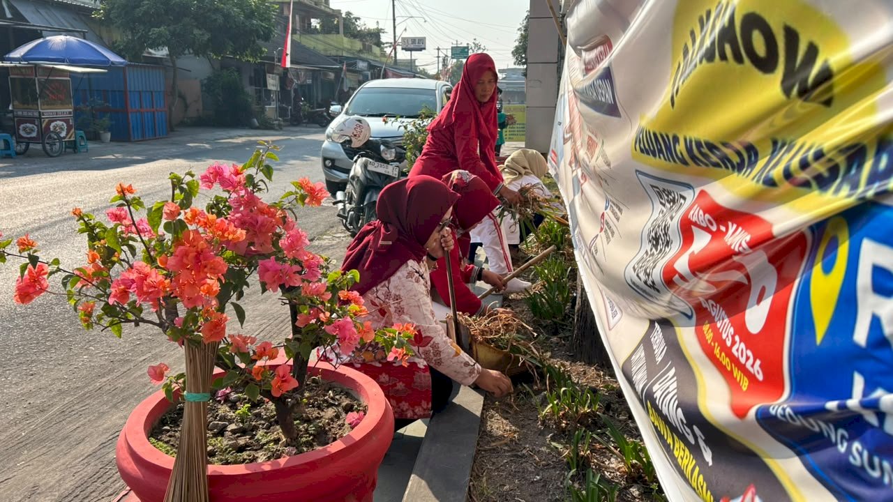 JAGA KEBERSIHAN LINGKUNGAN KANTOR KECAMATAN KARANGDOWO RUTIN LAKSANAKAN GERAKAN JUMAT BERSIH