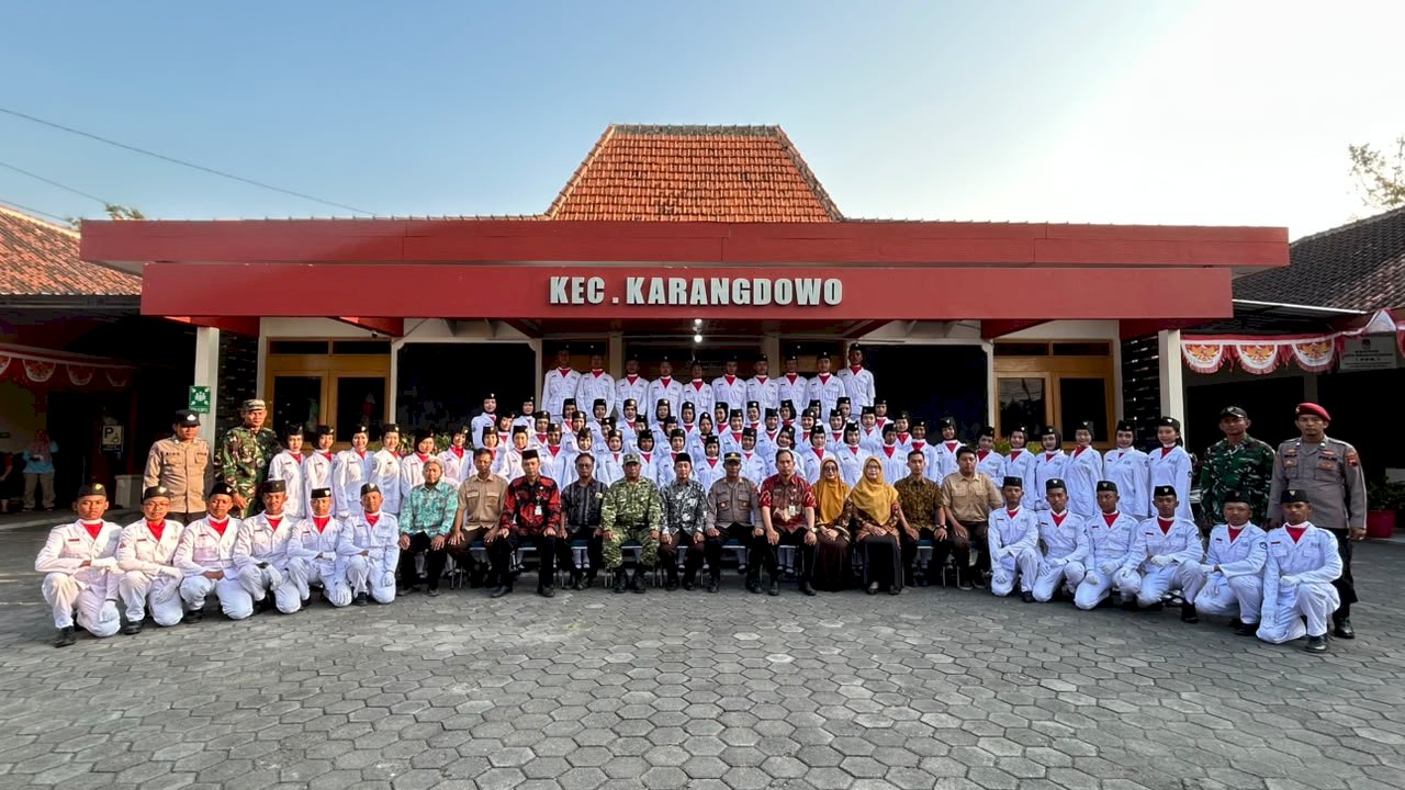 SIAP MENGEMBAN AMANAH PENGIBAR SANG MERAH PUTIH PASKIBRAKA KECAMATAN KARANGDOWO DIKUKUHKAN