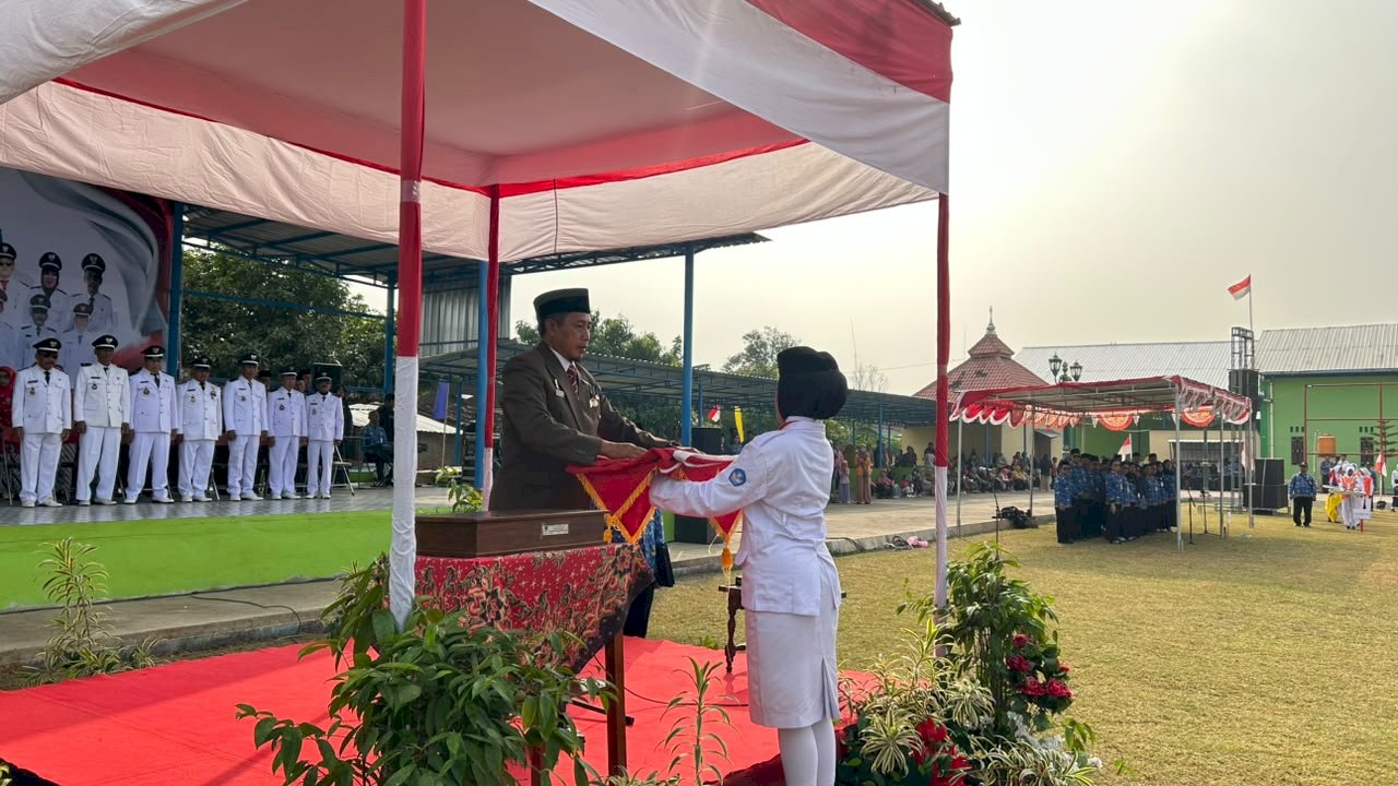 RIBUAN PESERTA IKUTI  UPACARA HUT RI KE-81 TINGKAT KECAMATAN KARANGDOWO DI LAPANGAN KARANGWUNGU
